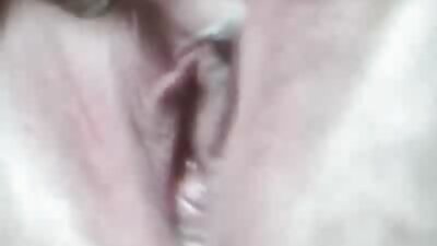 En jente med hovne brystvorter kjærtegner klitoriet hennes med et sexleketøy